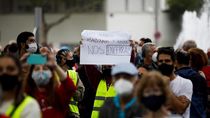 Miles de vecinos protestan contra las restricciones de movilidad