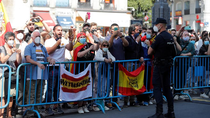 Decenas de personas protestan en Sol, con gritos "Sánchez, dimisión"