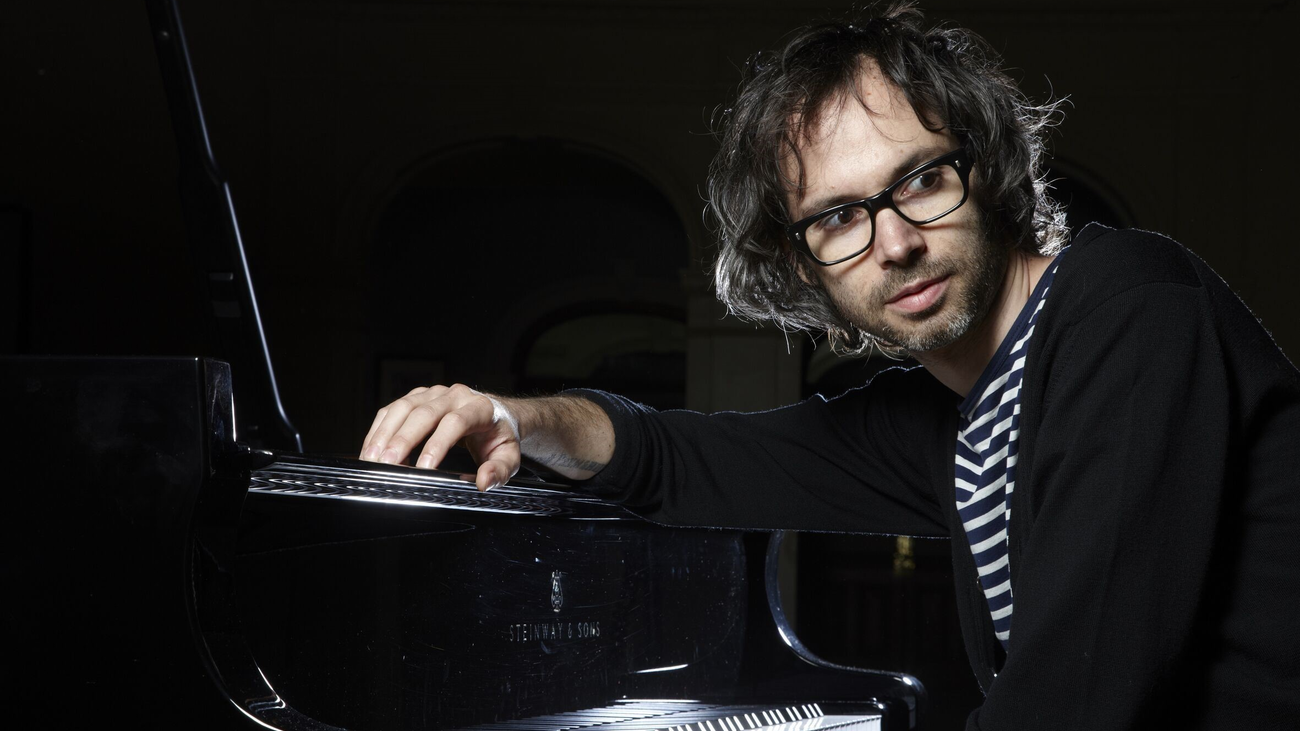 El aplaudido gesto de James Rhodes con una estudiante para que no venda su violín