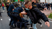 Tres detenidos tras disolver la Policía una concentración por la sanidad frente a la Asamblea de Madrid
