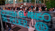 Tres detenidos tras disolver la Policía una concentración por la sanidad frente a la Asamblea de Madrid