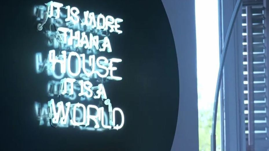 Esta obra está diseñada por la propia Teresa. Es su propio lema: "Es más que una casa, es un mundo".
