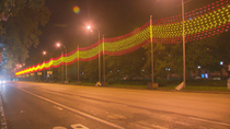 Una bandera de España gigante para iluminar la Navidad madrileña