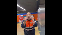 Metro retira de servicio a un vigilante que habría agredido a un joven por no llevar mascarilla