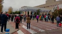 Unas 300 personas se concentran en el Hospital de Getafe contra el traslado de personal al Zendal