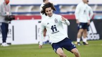 Cucurella: "Luis Enrique es muy cercano, todo el día de buen humor"