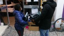 Vecinos de Aluche recogen y entregan ordenadores en las 'colas de la tecnología'