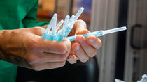 Madrid espera vacunar de coronavirus a 300.000 madrileños a finales de enero