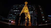 Un abeto luminoso rinde homenaje a los sanitarios en la entrada de La Paz