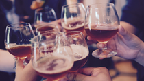 ¿Por qué beber alcohol para mantenerse caliente es una idea peligrosa?