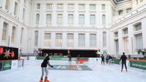 La Galería de Cristal de Cibeles vuelve a ser una pista de hielo con aforo reducido este lunes