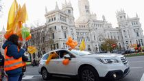 Cientos de madrileños recorren en coche el centro de Madrid en protesta contra la ley Celaá
