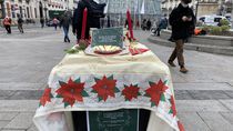 Cubos de basura convertidos en mesas de Navidad en el centro de Madrid para animar a donar comida