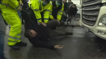 Forcejeos y tensión en el puerto de Dover a la espera de una prueba Covid
