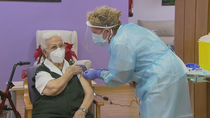 Araceli, de 96 años, la primera española en vacunarse contra la covid en Guadalajara