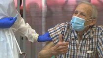 Nicanor, Jose Antonio y María, los tres primeros madrileños en ser vacunados en Vallecas
