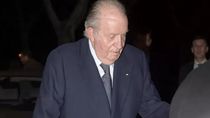 Publican una imagen del rey emérito en Abu Dabi caminando con ayuda de dos escoltas
