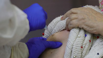 La vacuna contra el coronavirus no se libra de la polémica en Madrid