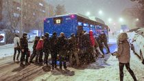 La nevada deja Madrid sin autobuses ni trenes, con cortes en Metro y sin vuelos en Barajas