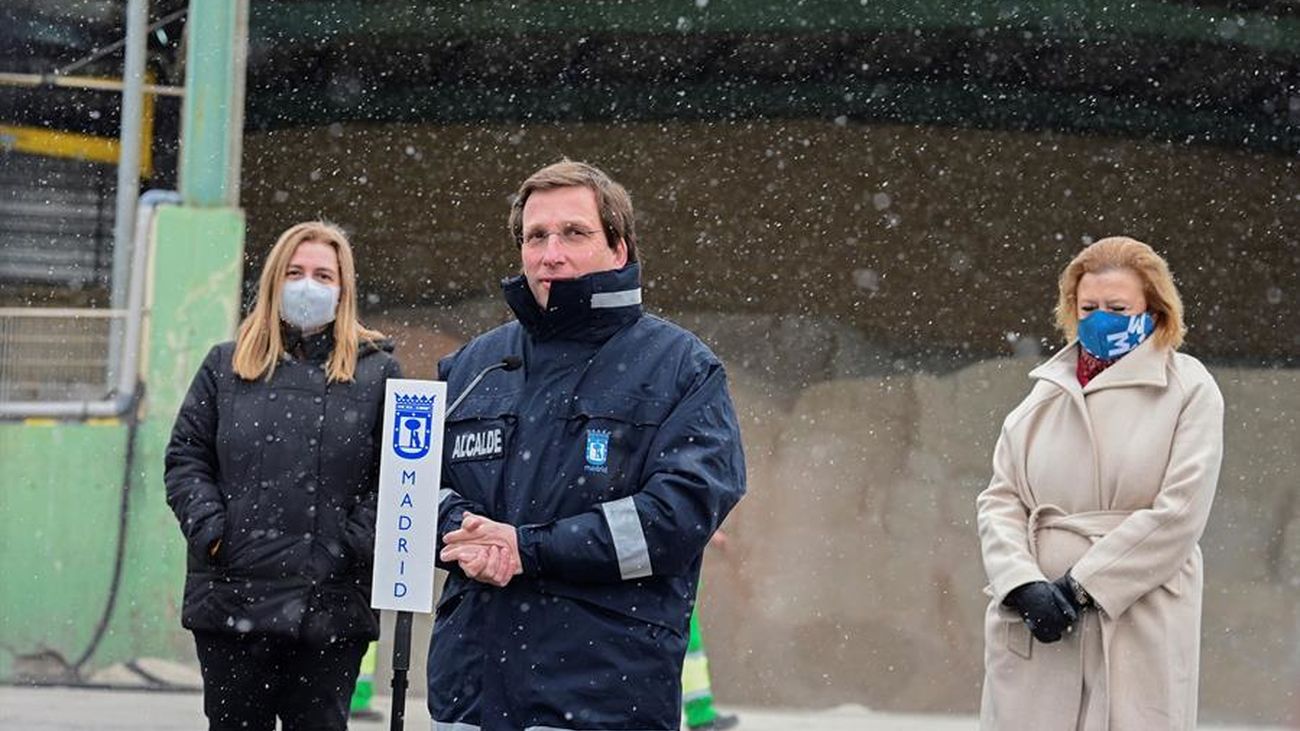 Almeida habla ante los medios entre copos de nieve