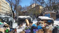 La basura se acumula en muchos puntos de Madrid tras ser imposible recogerla por la nieve y el hielo