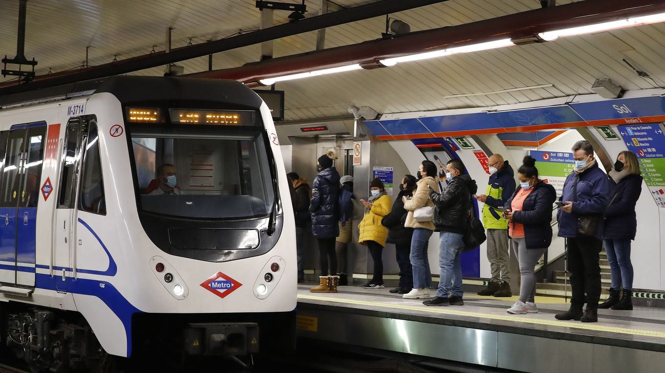Viajeros esperando el metro en la estación de Sol