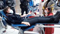 El Centro de la Real Casa de Correos para recabar sangre se llena de voluntarios en Sol