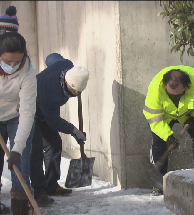 Un centenar de padres limpian los accesos y patios de un colegio de Sanchinarro
